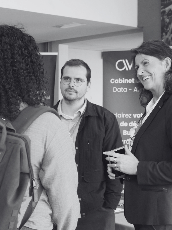 Échanges entre participants et partenaires lors de la conférence Dataquitaine